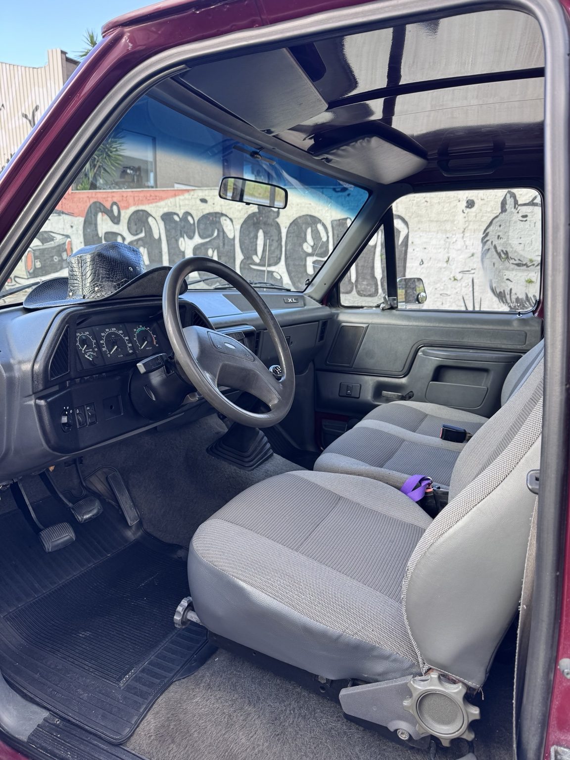 Painel, volante e bancos cinza da F-1000
