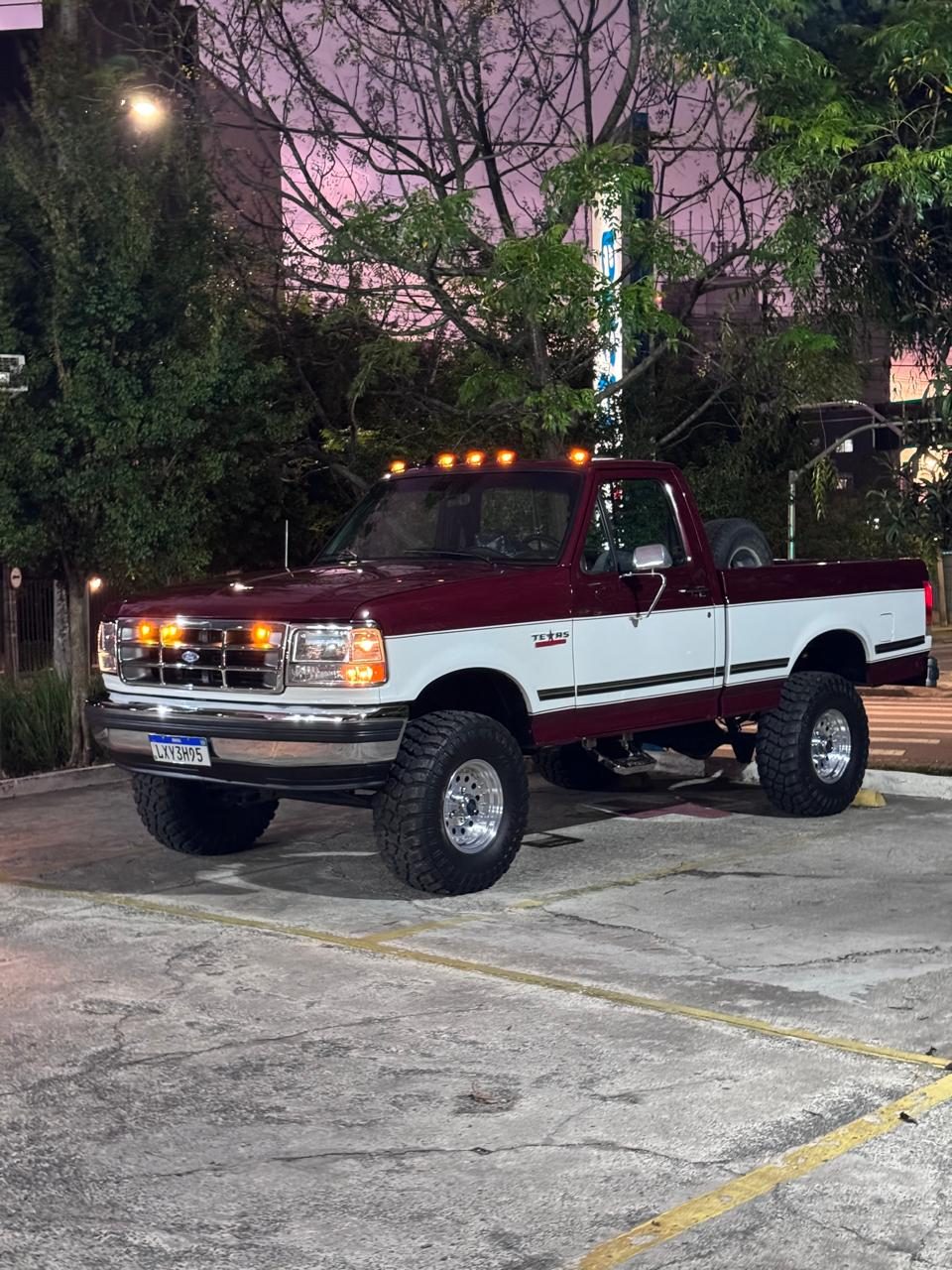 A F-1000 à noite, luzes âmbar acesas