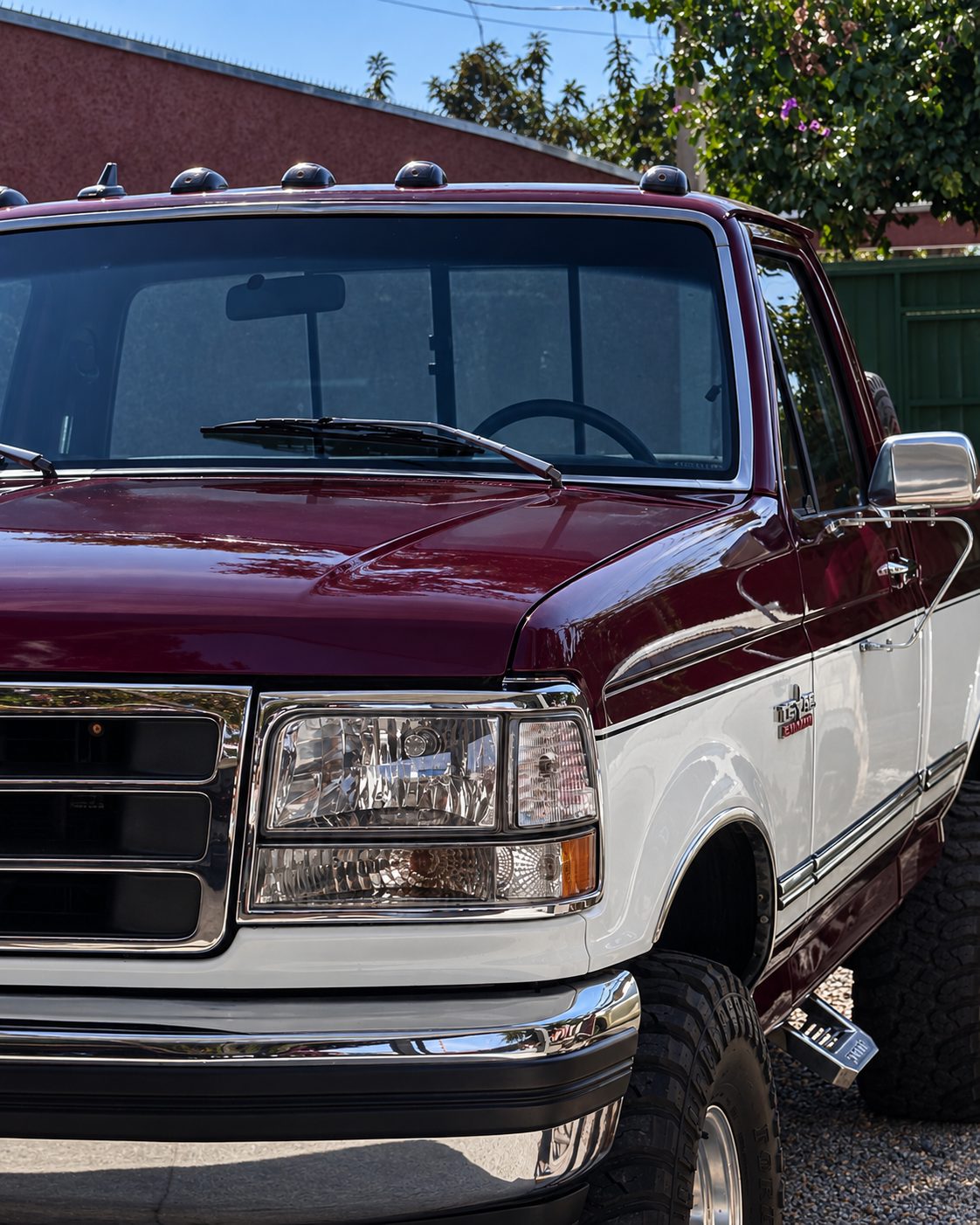 Frente da F-1000: farol, grade cromada, emblema Texas Edition