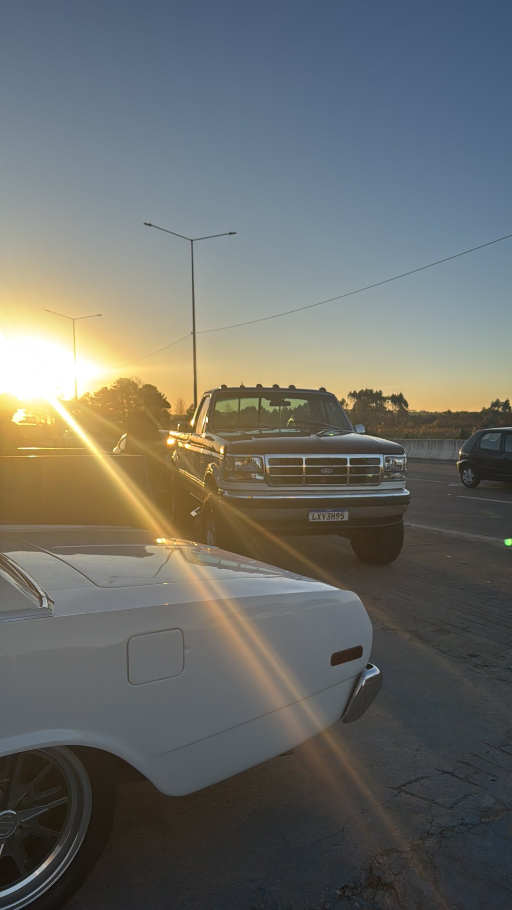 F-1000 ao pôr do sol